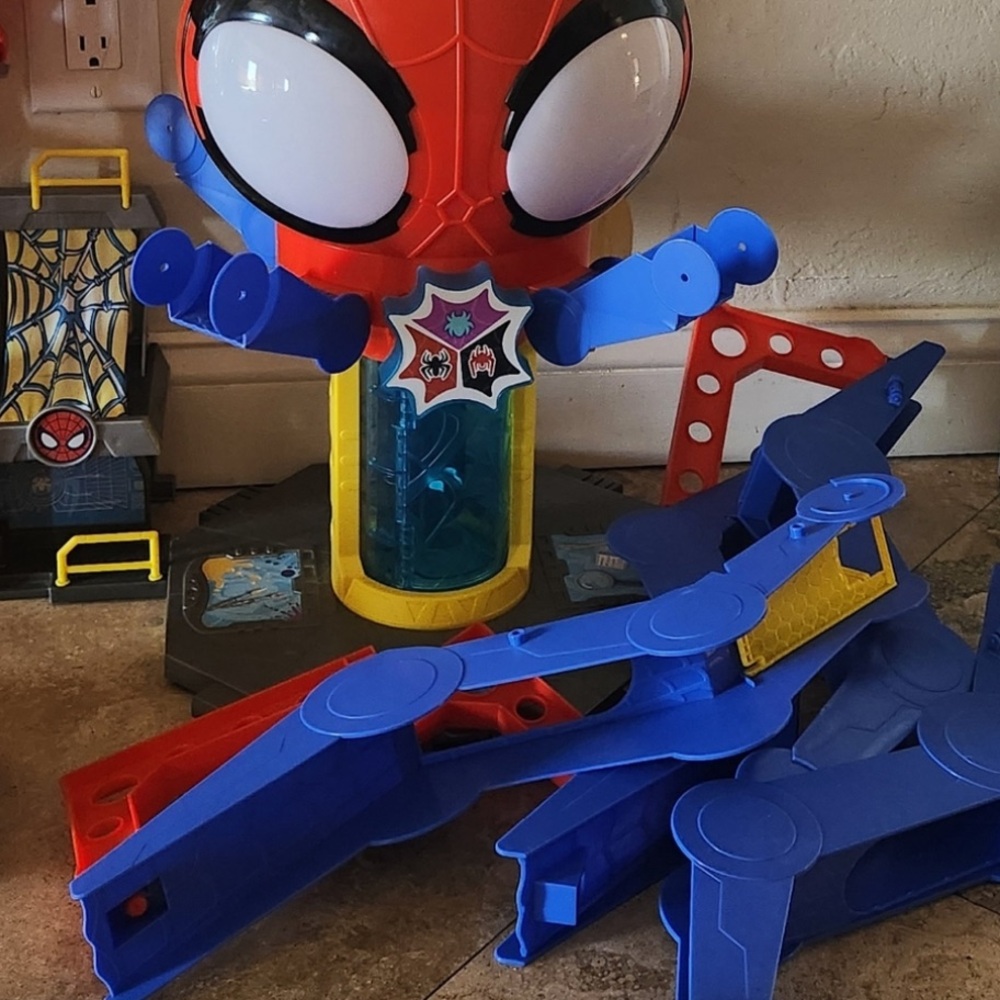Spidey and his amazing friends webquarters